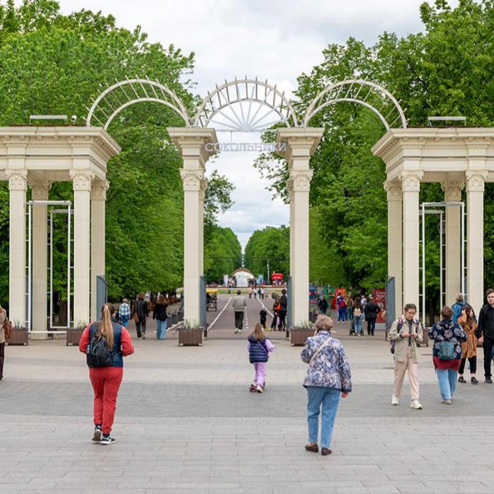 У входа в парк Сокольники